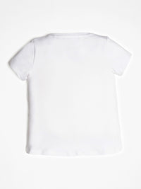 T-shirt branca com logo azul e prateado