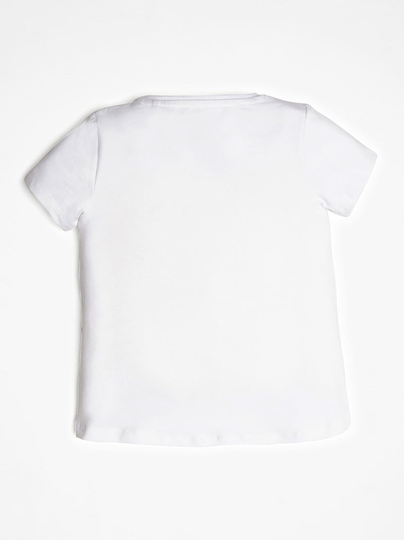 T-shirt branca com logo azul e prateado